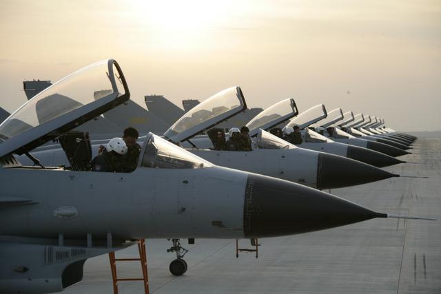 殲-10首飛，中國(guó)航空工業(yè)的里程碑事件，殲-10首飛，中國(guó)航空工業(yè)的輝煌里程碑