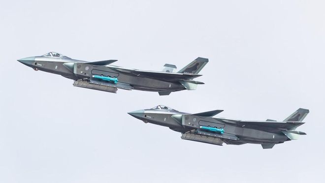 揭秘殲-20圖片，中國五代戰(zhàn)機的卓越風(fēng)采，揭秘殲-20五代戰(zhàn)機卓越風(fēng)采，戰(zhàn)機實拍圖展示中國力量
