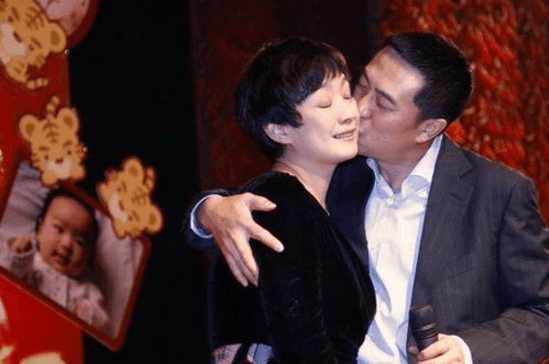 揭秘張嘉譯現(xiàn)任妻子身份，她是誰？，張嘉譯現(xiàn)任妻子身份揭秘，她究竟是誰？