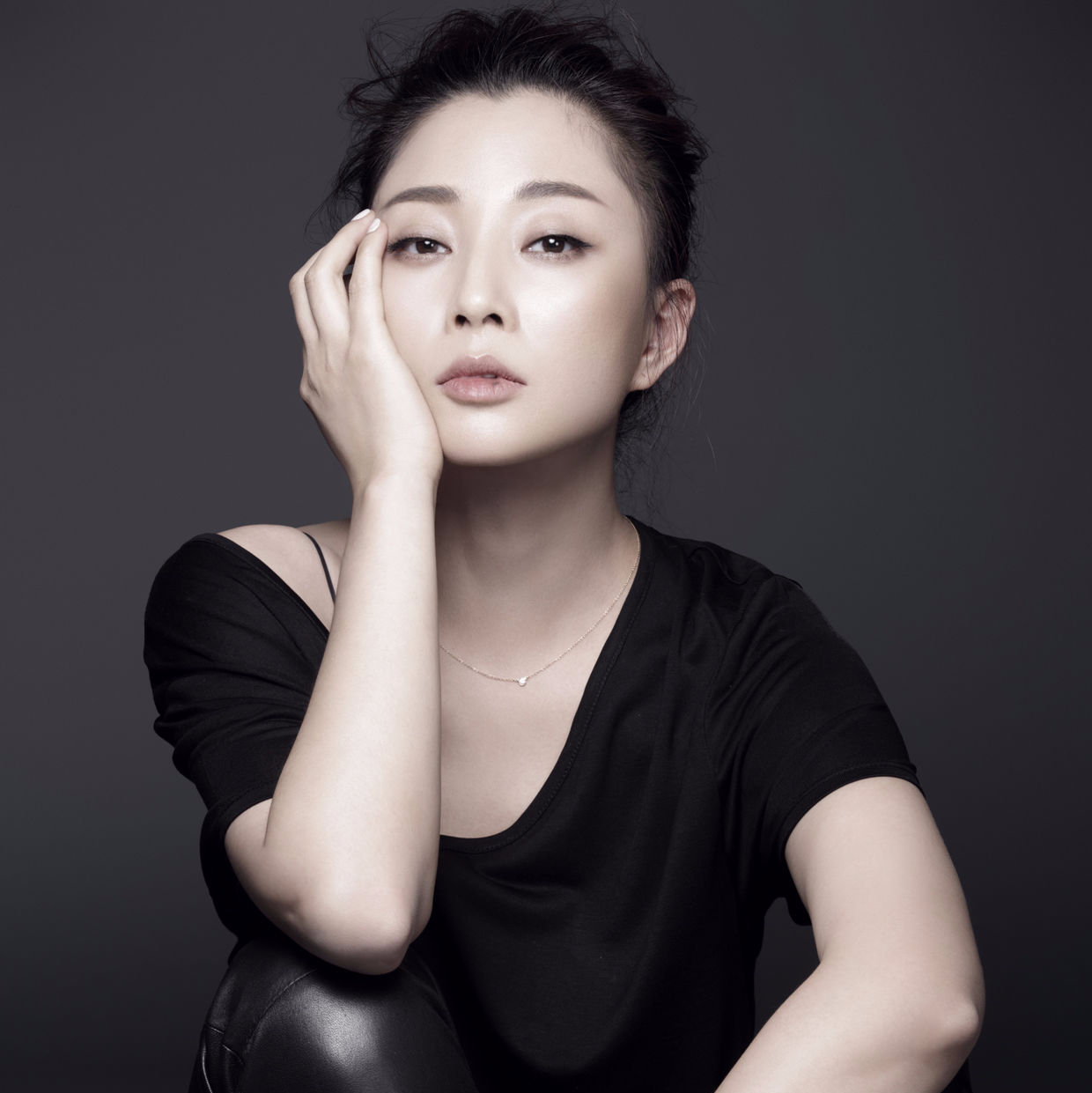 殷桃，43歲的魅力不減，近照展現(xiàn)歲月優(yōu)雅，殷桃，43歲魅力依舊，歲月雕琢優(yōu)雅近照展現(xiàn)風(fēng)采