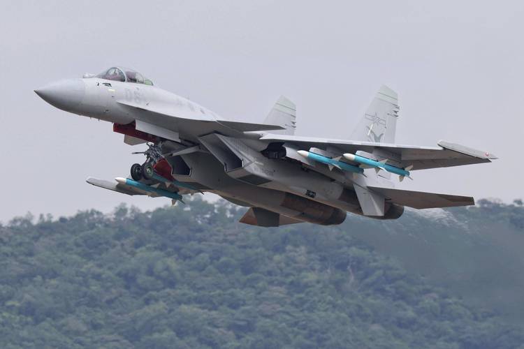 殲-15T，新一代艦載戰(zhàn)斗機的優(yōu)勢與挑戰(zhàn)，殲-15T新一代艦載戰(zhàn)斗機的優(yōu)勢與挑戰(zhàn)解析