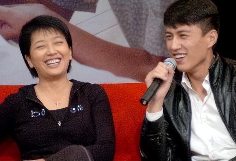 江珊現(xiàn)任老公照片，探索江珊的愛情生活與事業(yè)成就，江珊的愛情生活與事業(yè)成就，現(xiàn)任老公照片揭秘