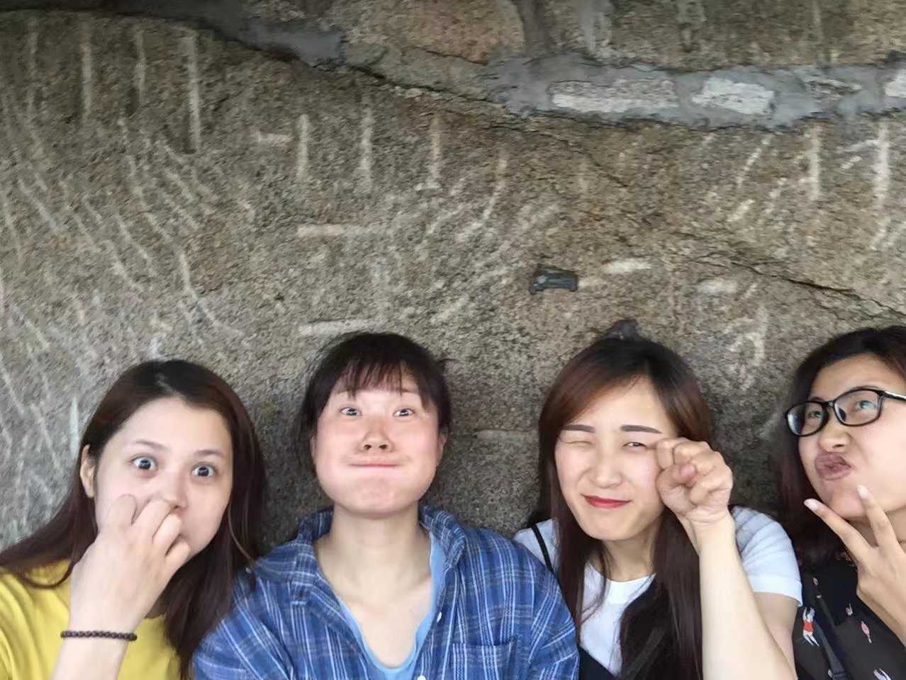 四個(gè)人玩我一個(gè)人，一種獨(dú)特的體驗(yàn)感受，四人圍攻下的獨(dú)特體驗(yàn)，一場獨(dú)特的游戲經(jīng)歷